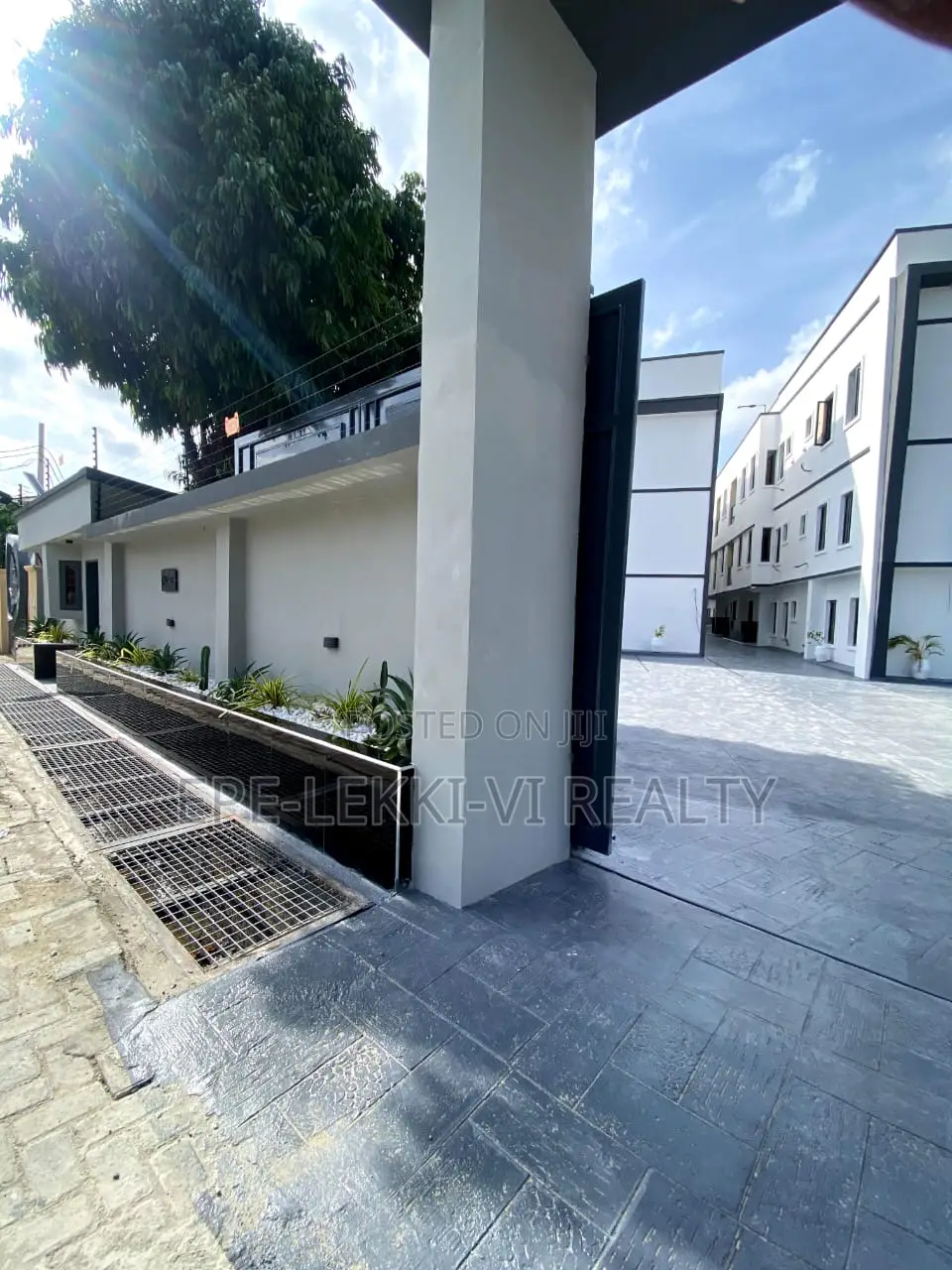 3bdrm Apartment in Ajah for sale