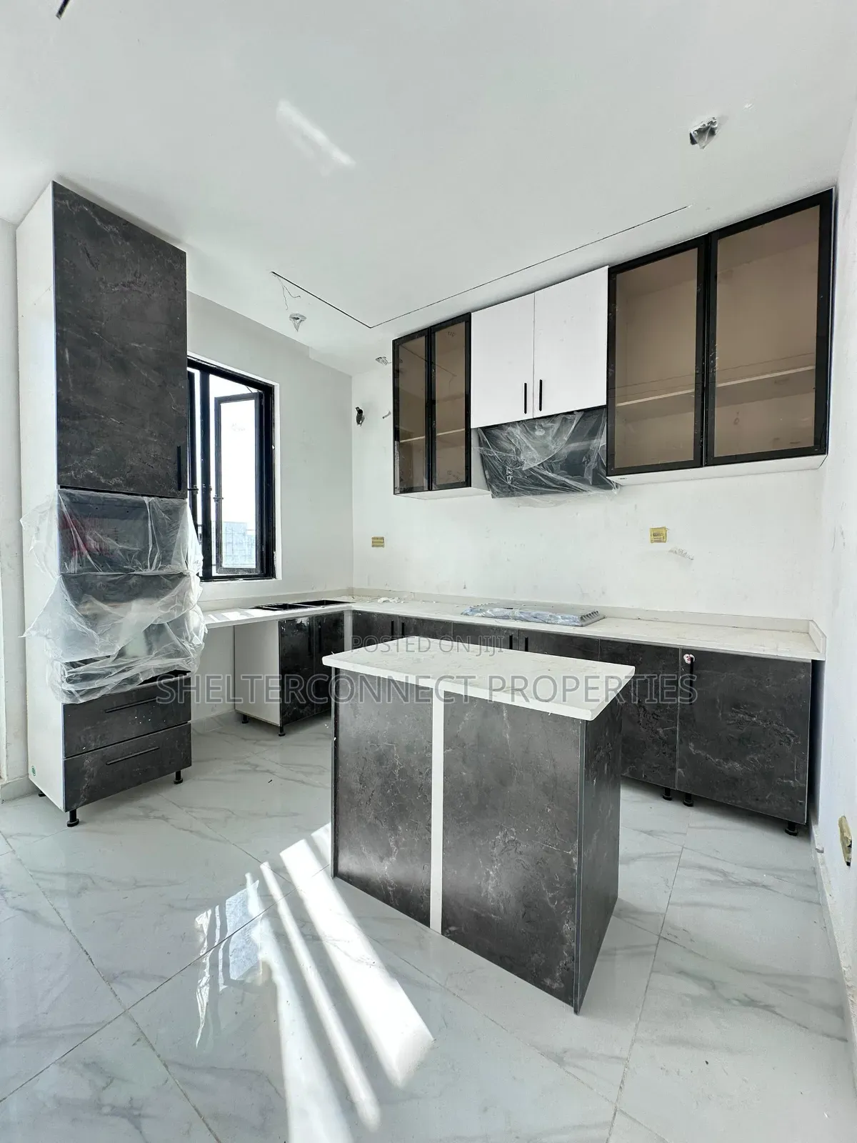 3bdrm Apartment in Lekki Phase 1 for sale