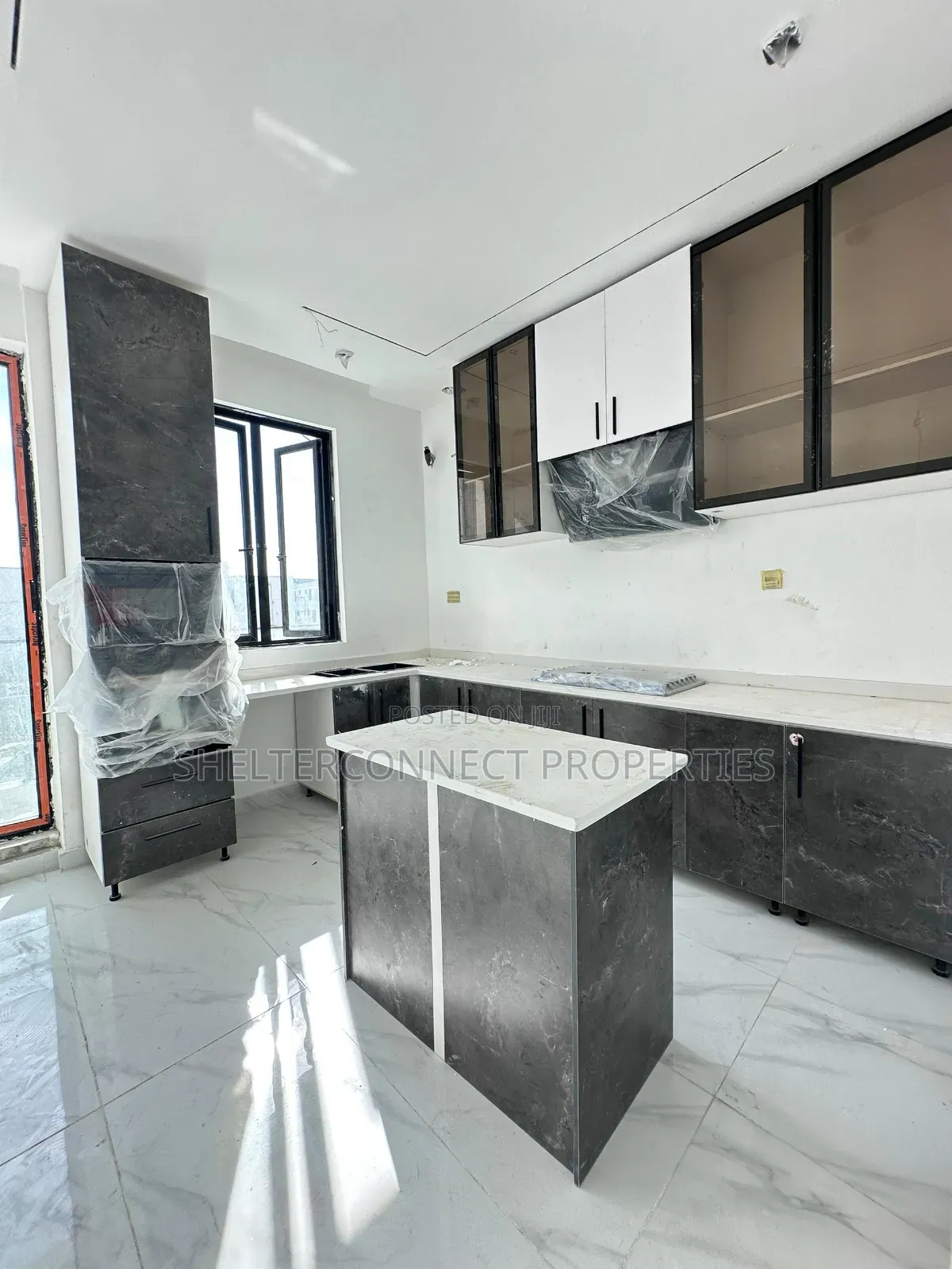 3bdrm Apartment in Lekki Phase 1 for sale