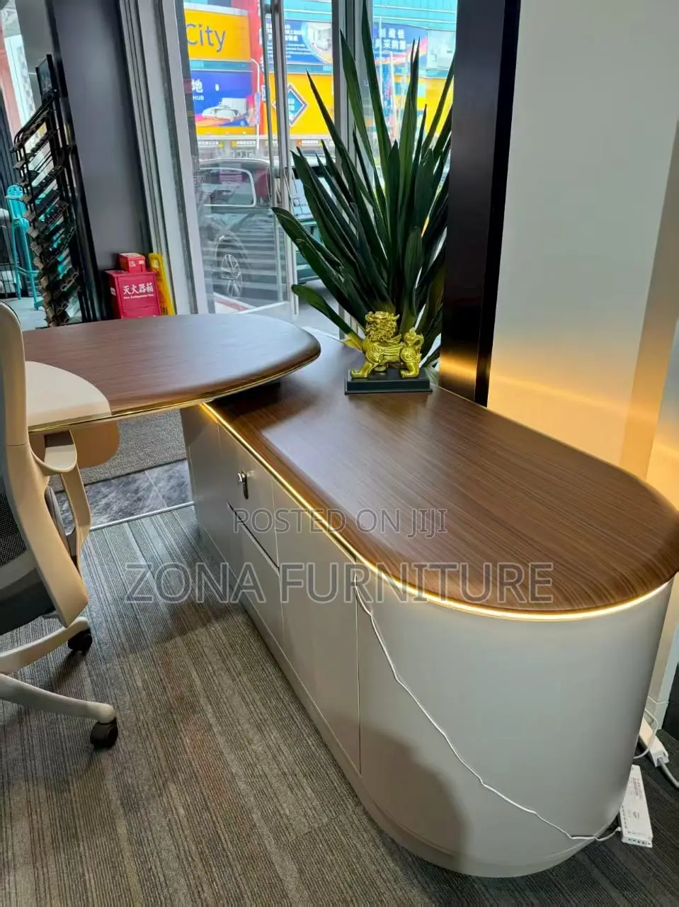 Executive Office Table With Wireless Charger, 2meter