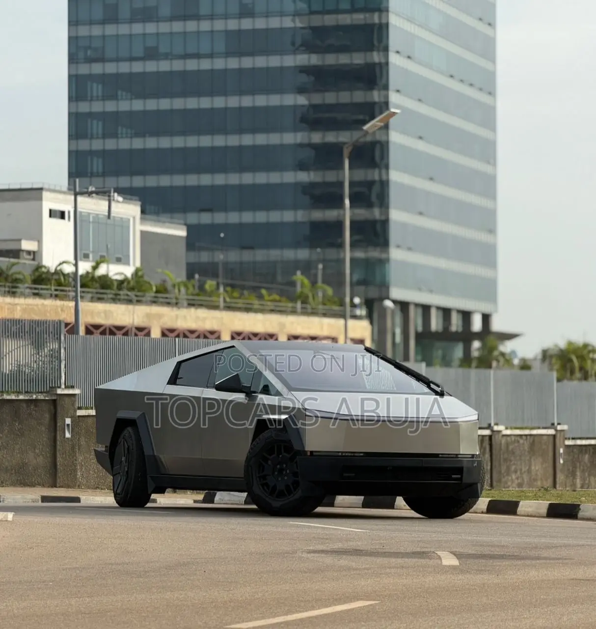 Tesla Cybertruck Cyberbeast AWD 2025 Silver