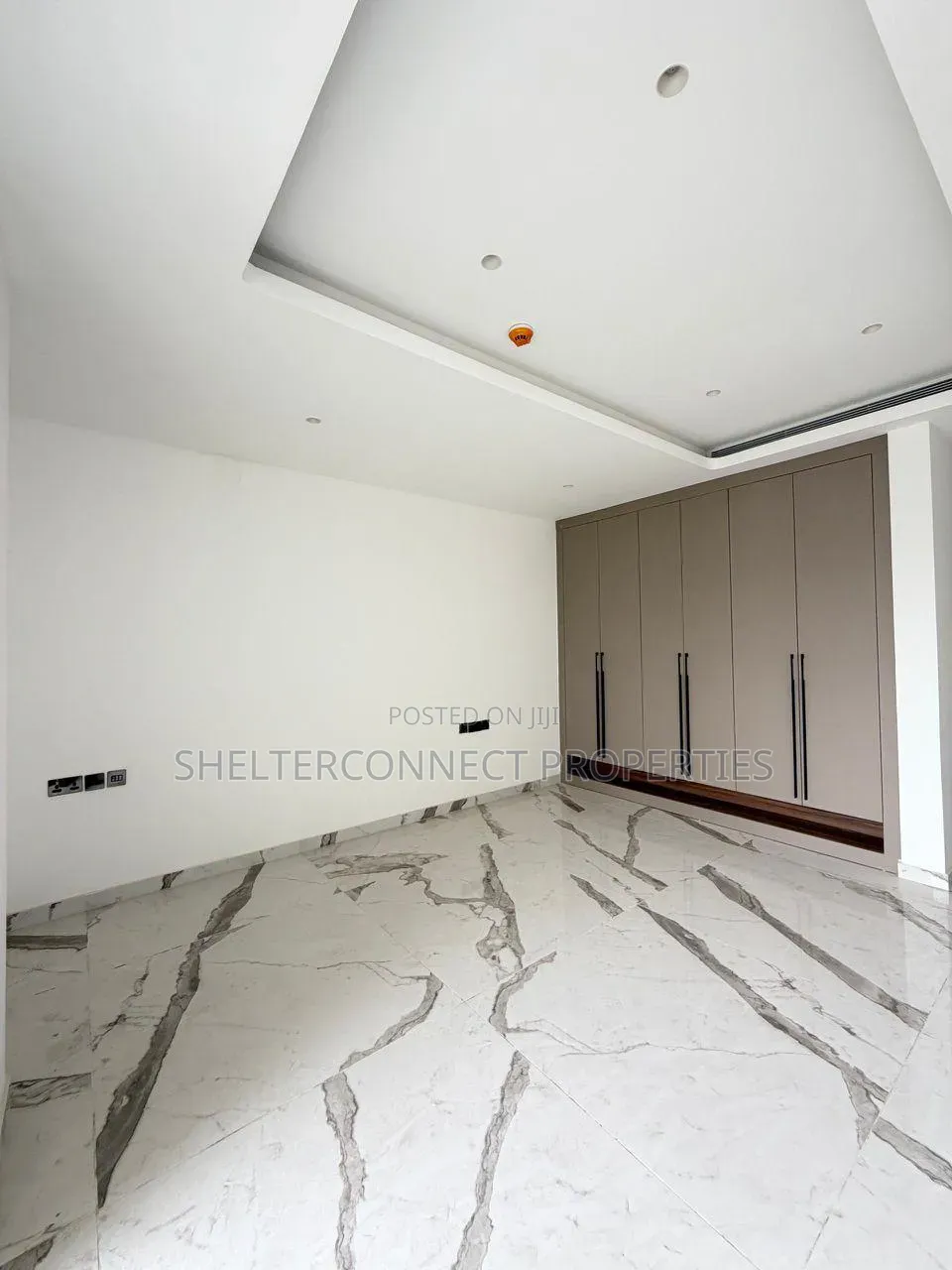 5bdrm Duplex in Banana Island for sale