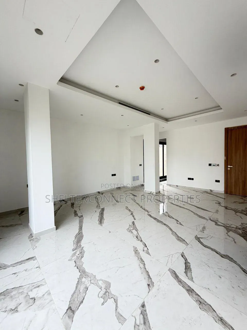 5bdrm Duplex in Banana Island for sale