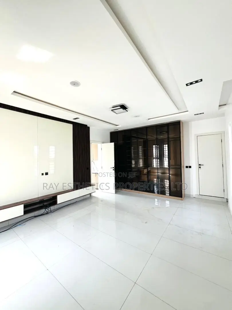 5bdrm Duplex in Magamound Estate, Ikota for sale