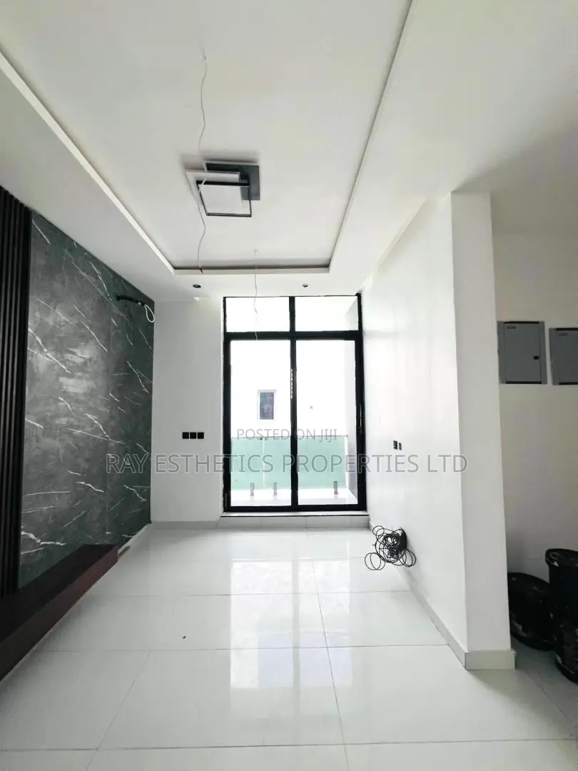 5bdrm Duplex in Magamound Estate, Ikota for sale