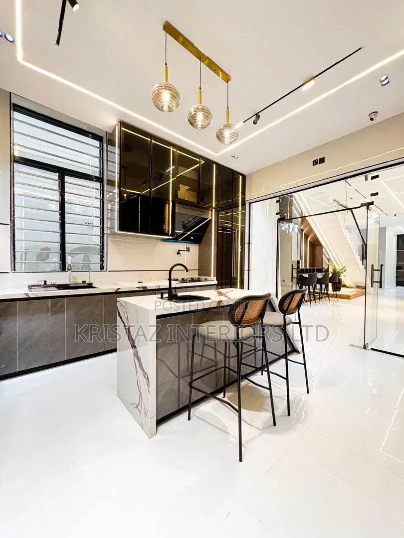 5bdrm Duplex in Chevron for sale