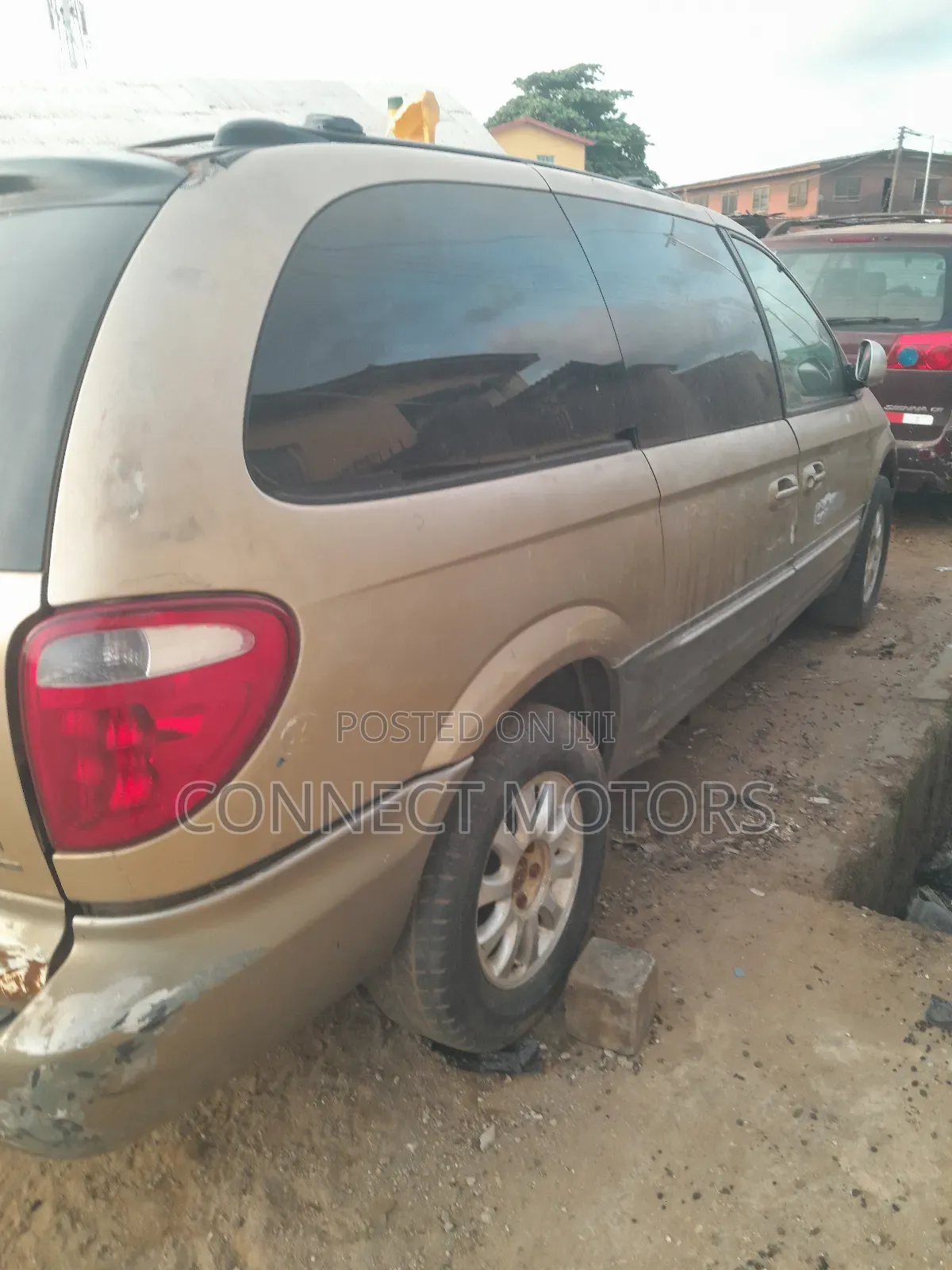 Chrysler Town & Country 2005 Gold