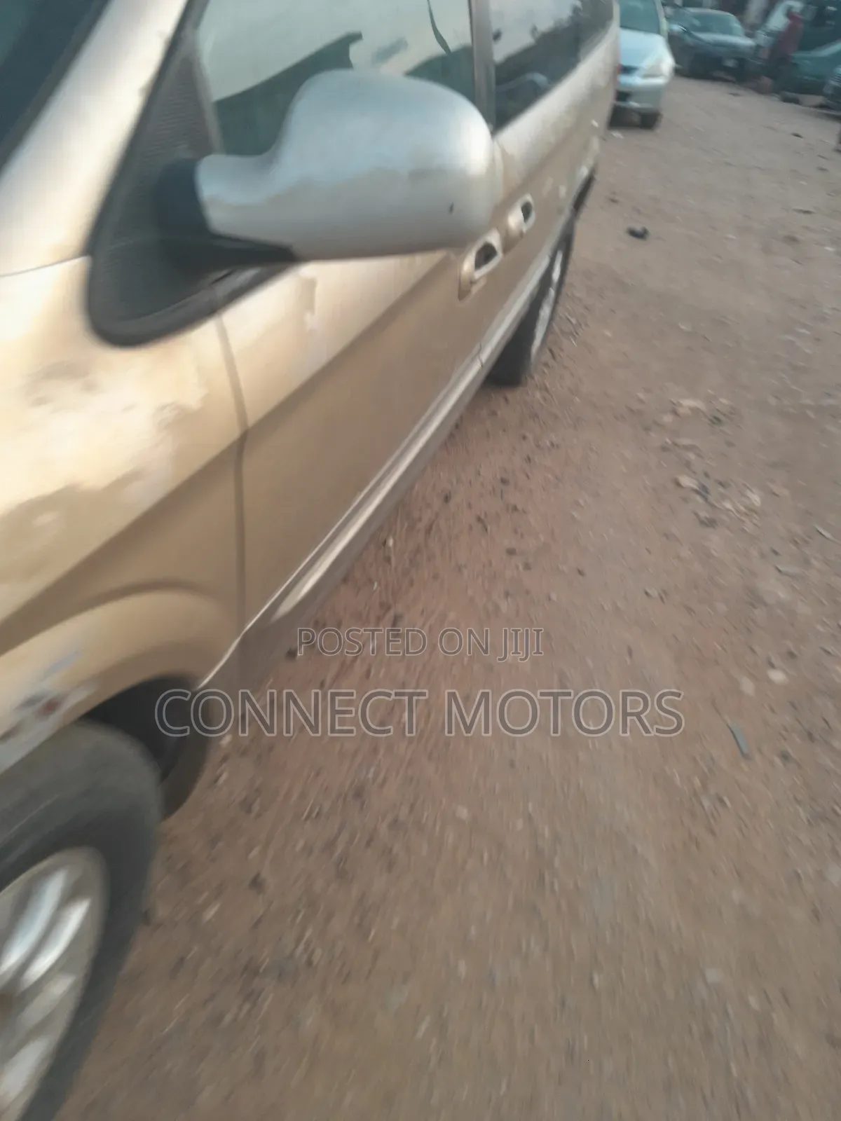 Chrysler Town & Country 2005 Gold