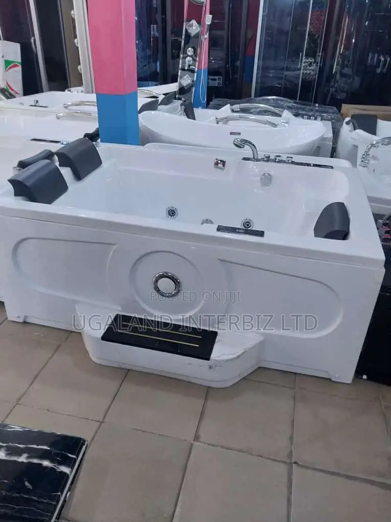 Deluxe White Acrylic Whirlpool Jacuzzi