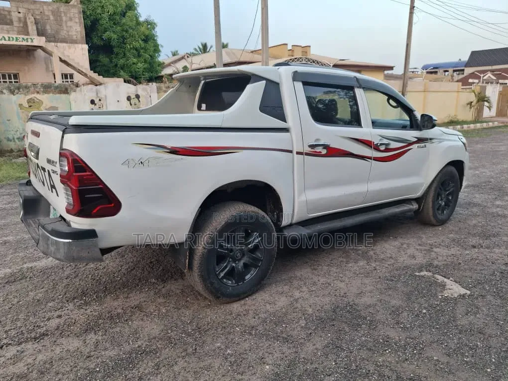 Toyota Hilux 2015 White