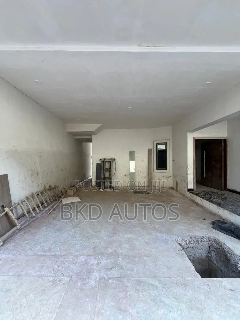 4bdrm Duplex in Allen Avenue for sale