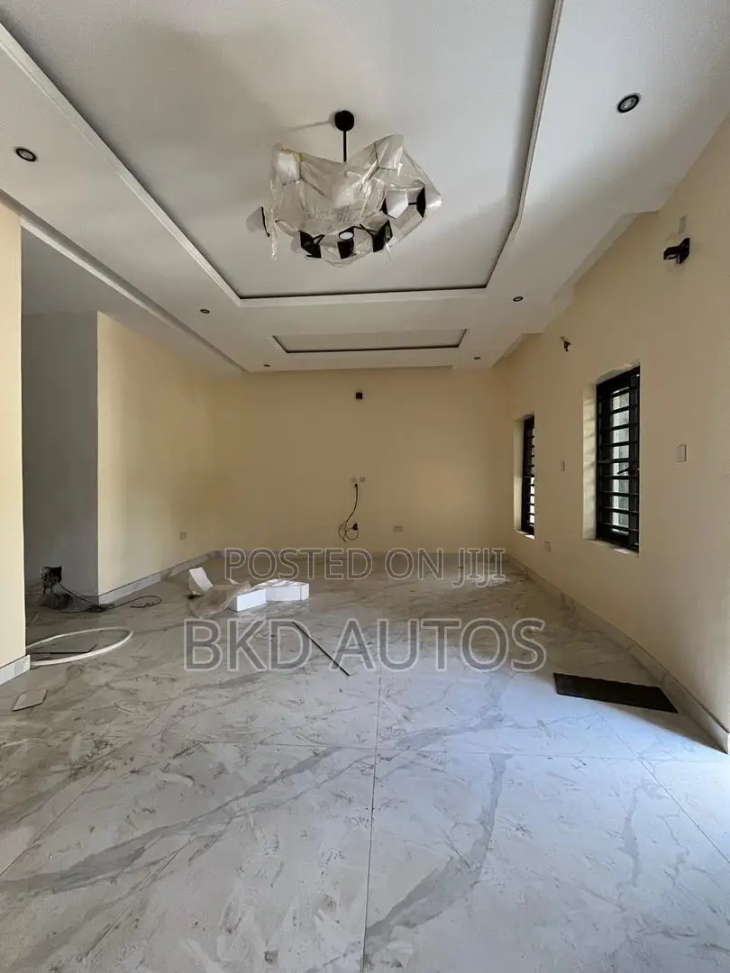 4bdrm Duplex in Allen Avenue for sale