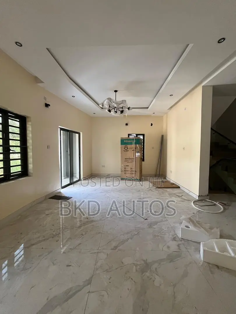 4bdrm Duplex in Allen Avenue for sale