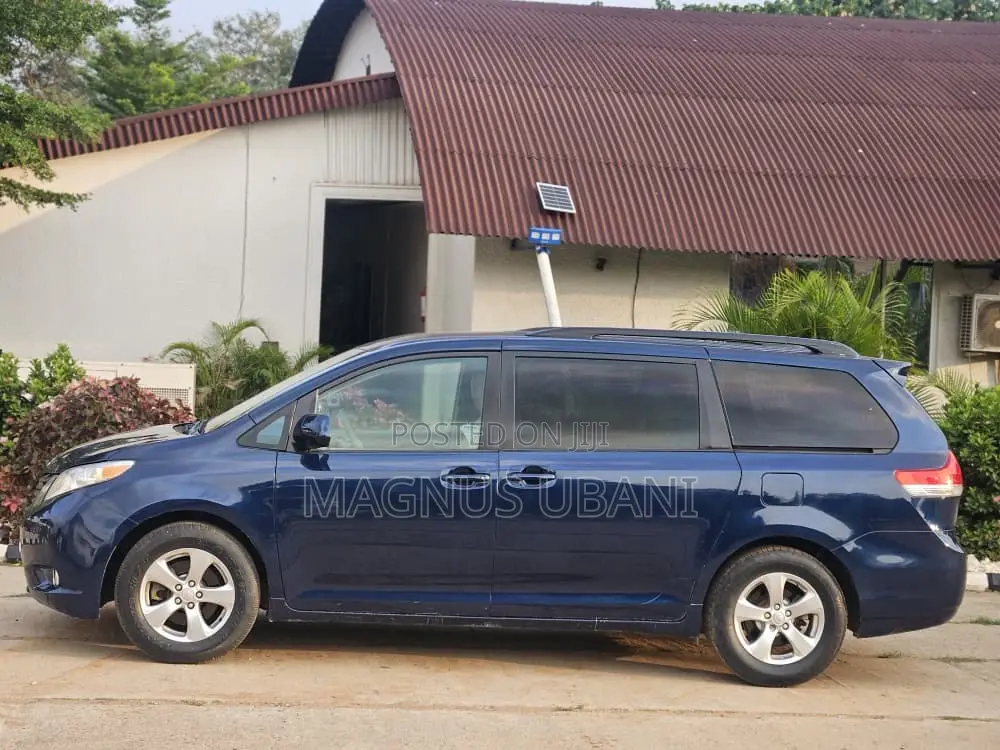 Toyota Sienna LE 7 Passenger Mobility 2011 Blue