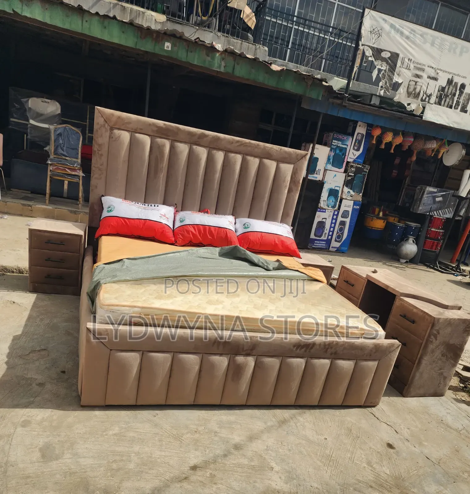 Comfortable Sweet Quality Upholstery Padded Complete Set of Bedframe