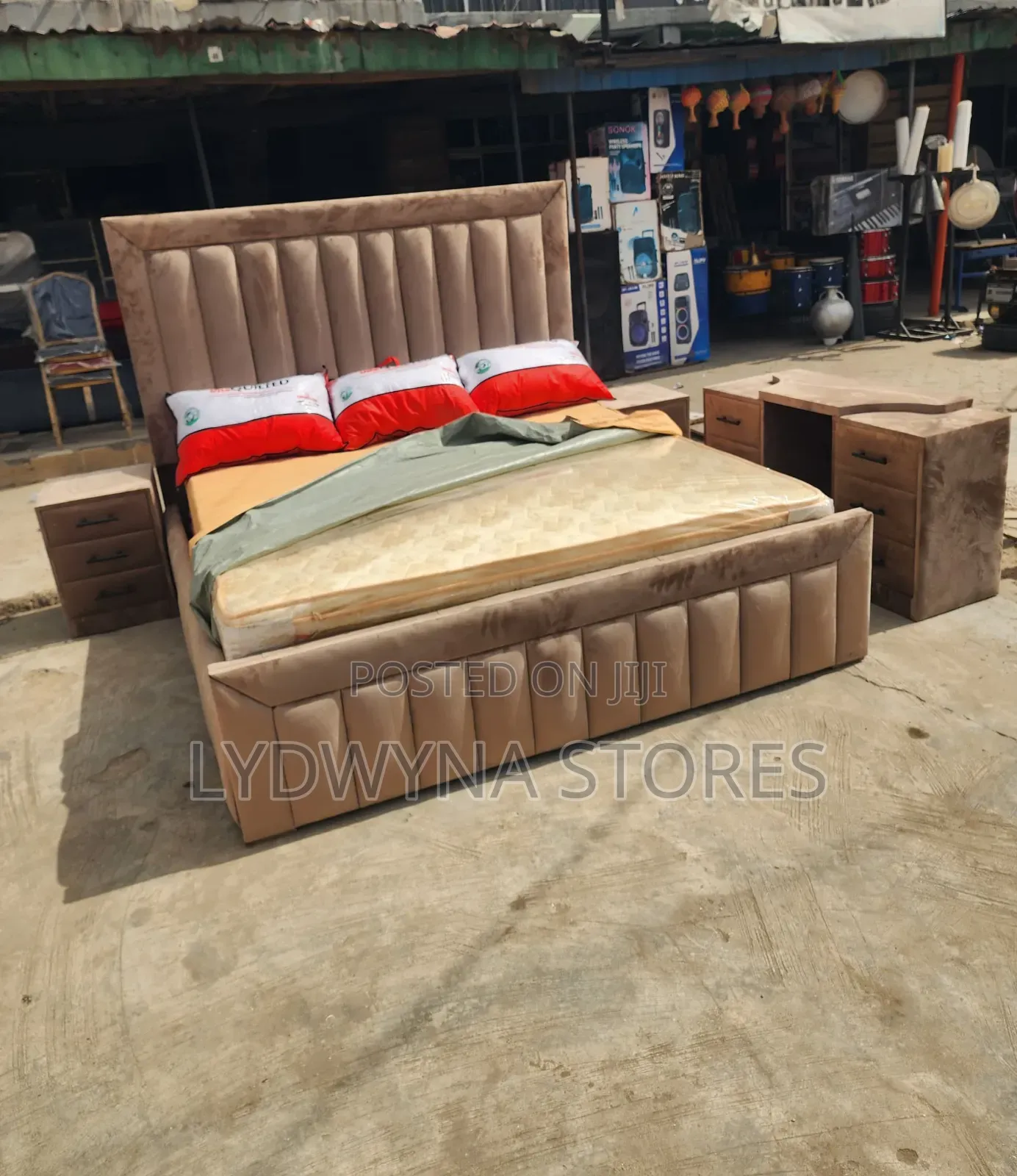 Beautiful Relaxable Quality Upholstery Padded Complete Set of Bedframe