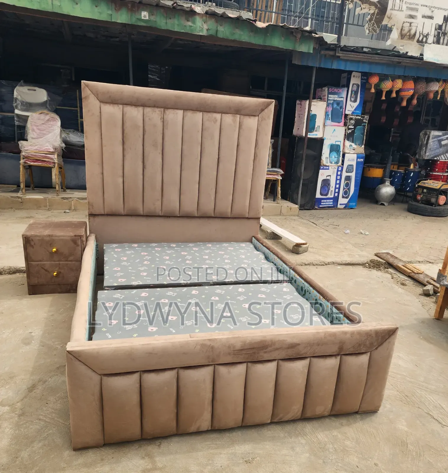 Standard Strong Quality 41⁄2 by 6 Upholstery Padded Bedframe
