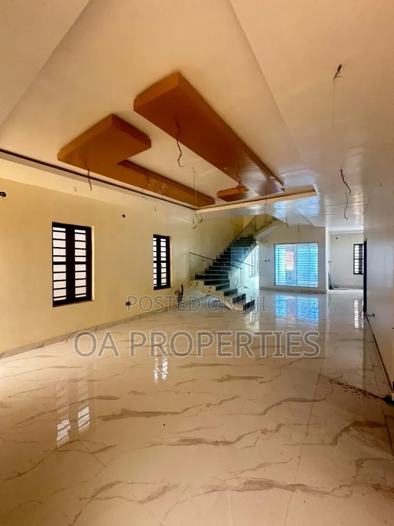 5bdrm Duplex in Ajila Road 5 Elebu, for sale