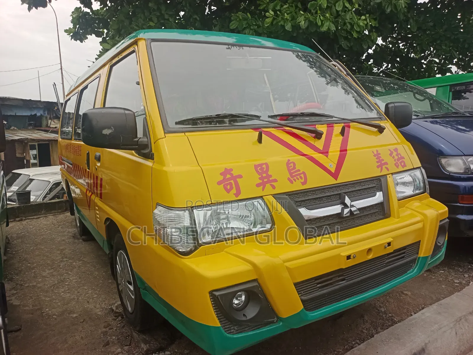 Mitsubishi Delica 2011 Yellow