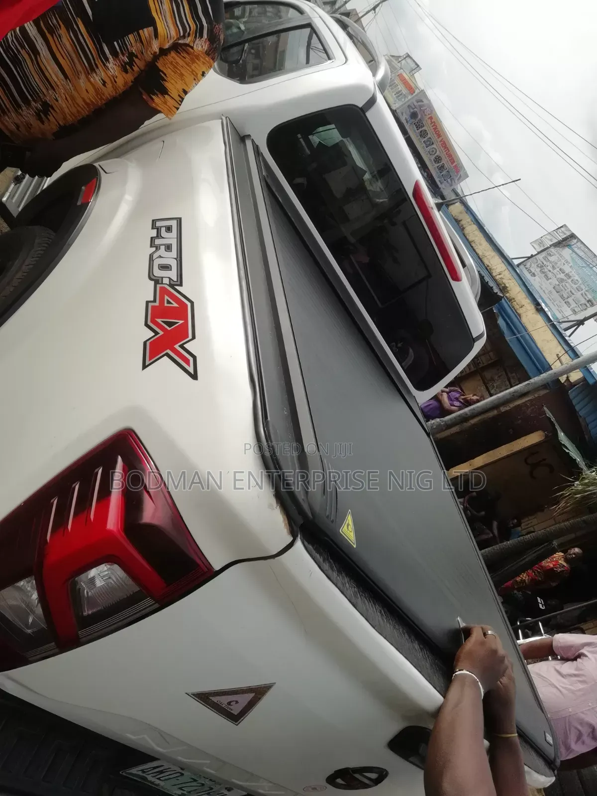 Manual Retractable Boot Cover for Nissan Navara *%74