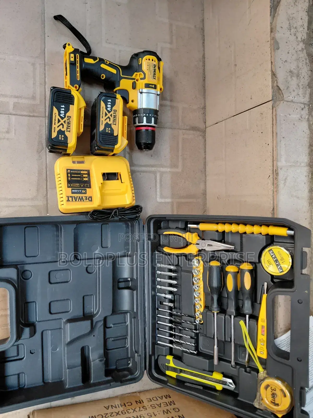 118 Volt Dewalt Heavy Duty Screwing/Drilling/Concrete Breaking Machine