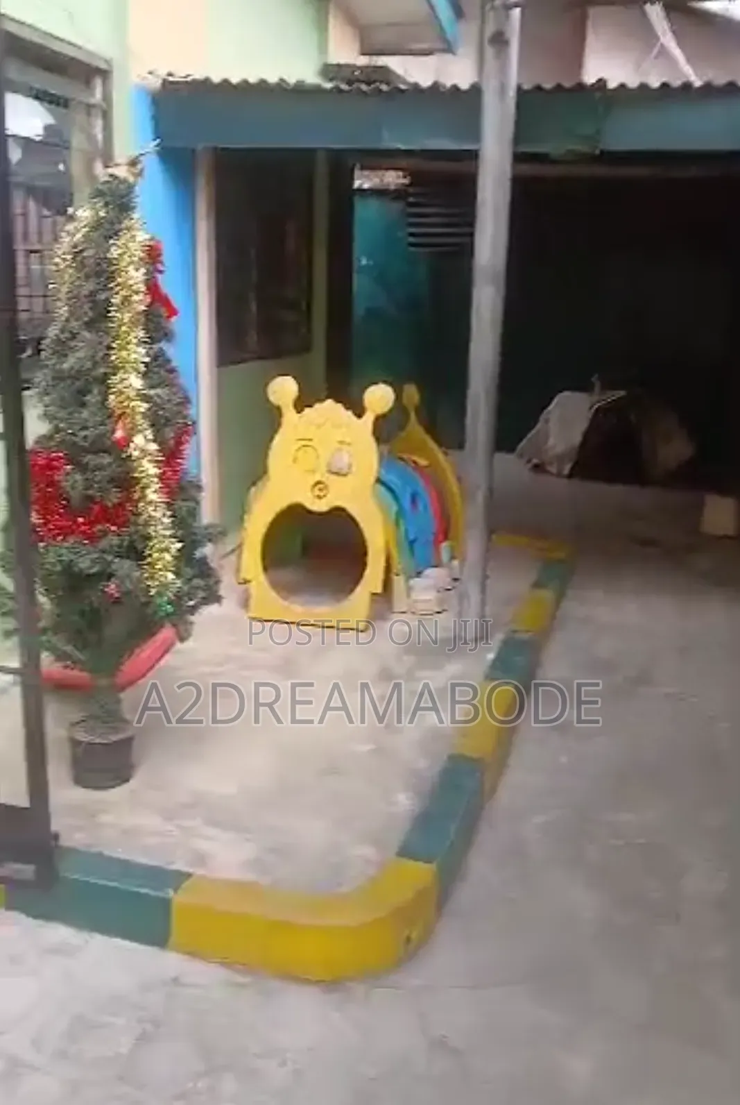 11bdrm Bungalow in Shomolu for sale