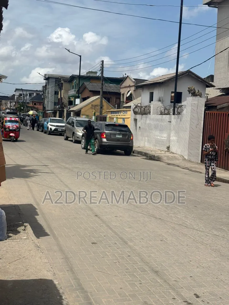 11bdrm Bungalow in Shomolu for sale