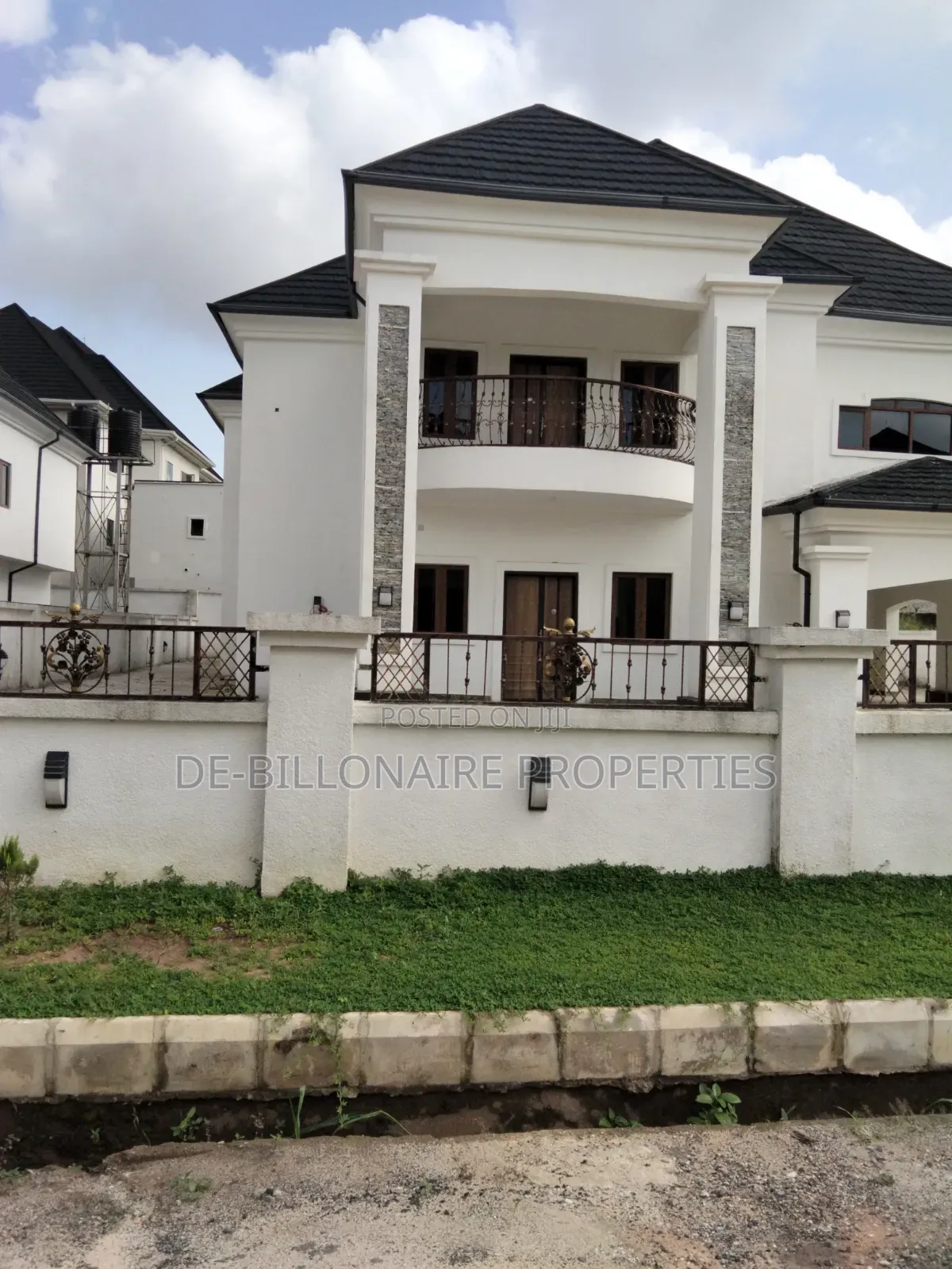 5bdrm Duplex in New Owerri Inside A for sale