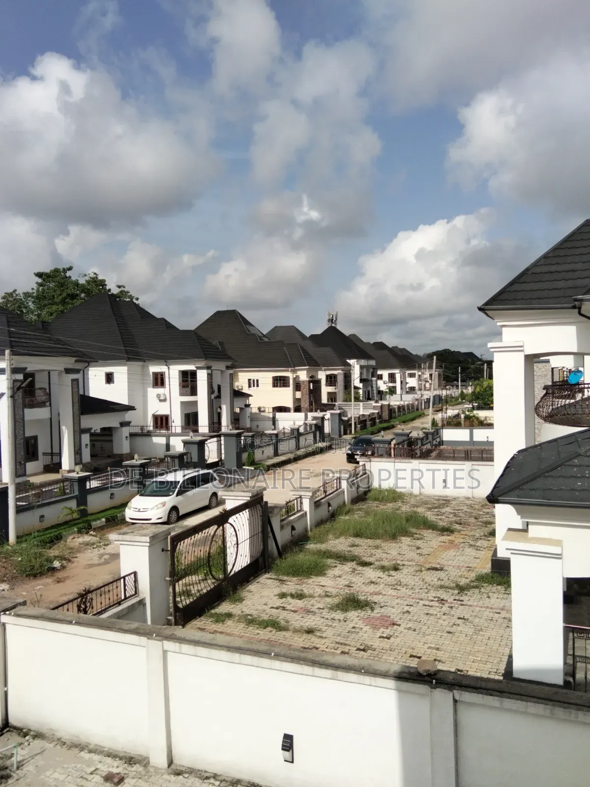 5bdrm Duplex in New Owerri Inside A for sale