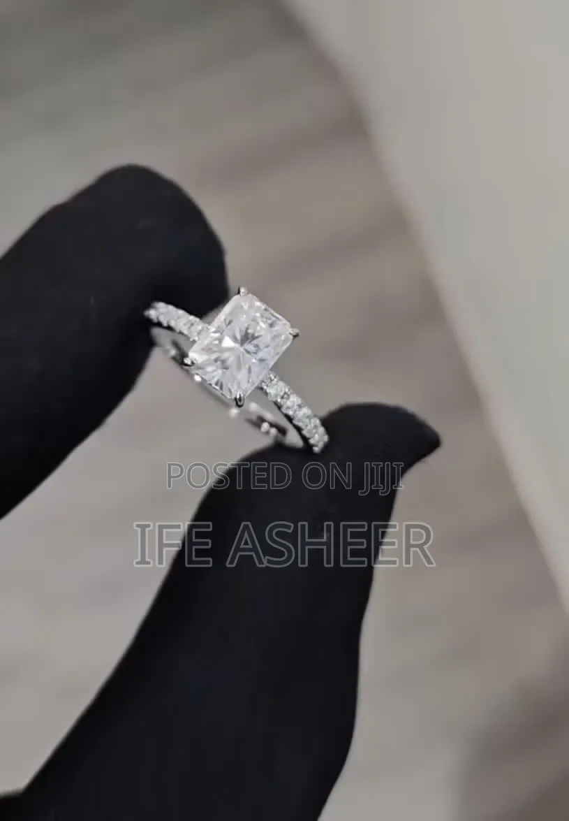 Beautiful Simple Ladies Silver Mossanite Diamond Stone Proposal Ring