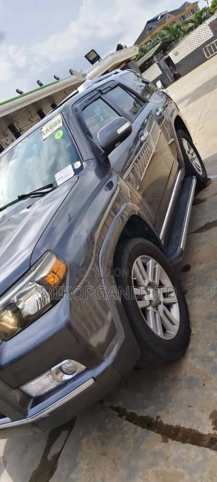 Toyota 4-Runner Limited 4WD 2011 Gray