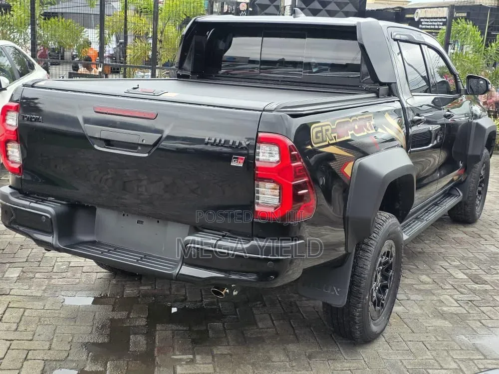 Toyota Hilux 2024 Black