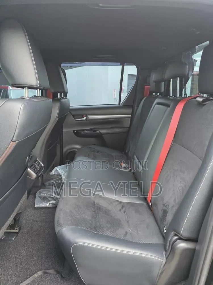 Toyota Hilux 2024 Black