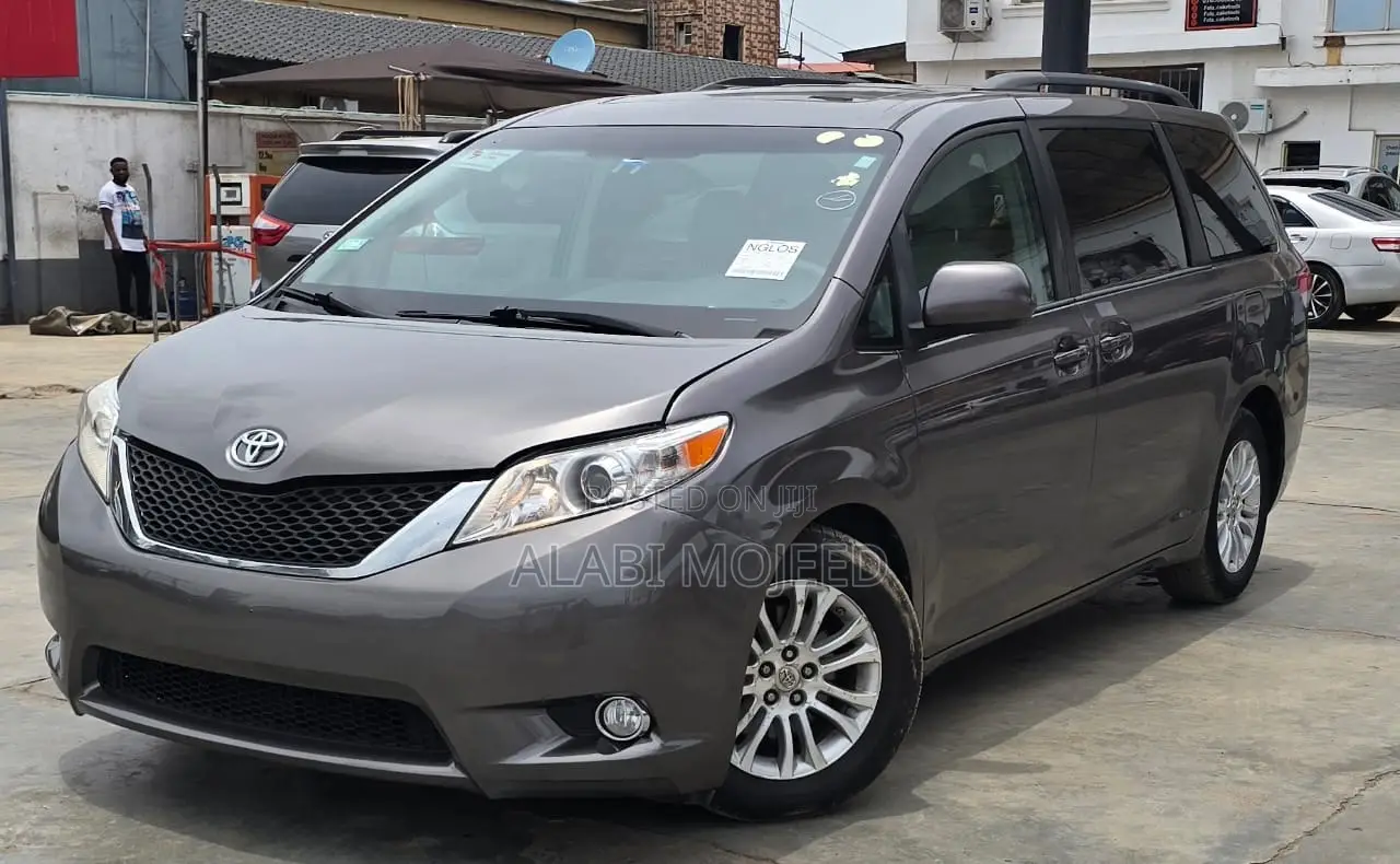 Toyota Sienna XLE FWD 8-Passenger 2013 Gray