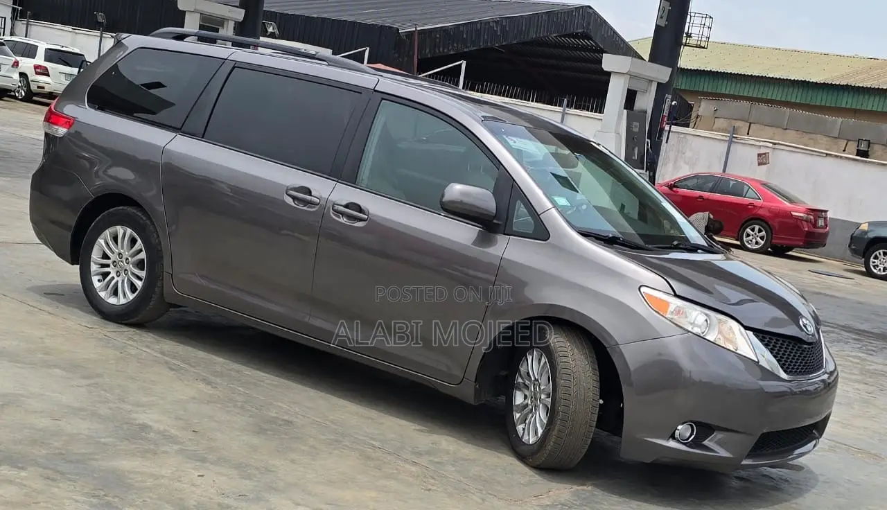 Toyota Sienna XLE FWD 8-Passenger 2013 Gray