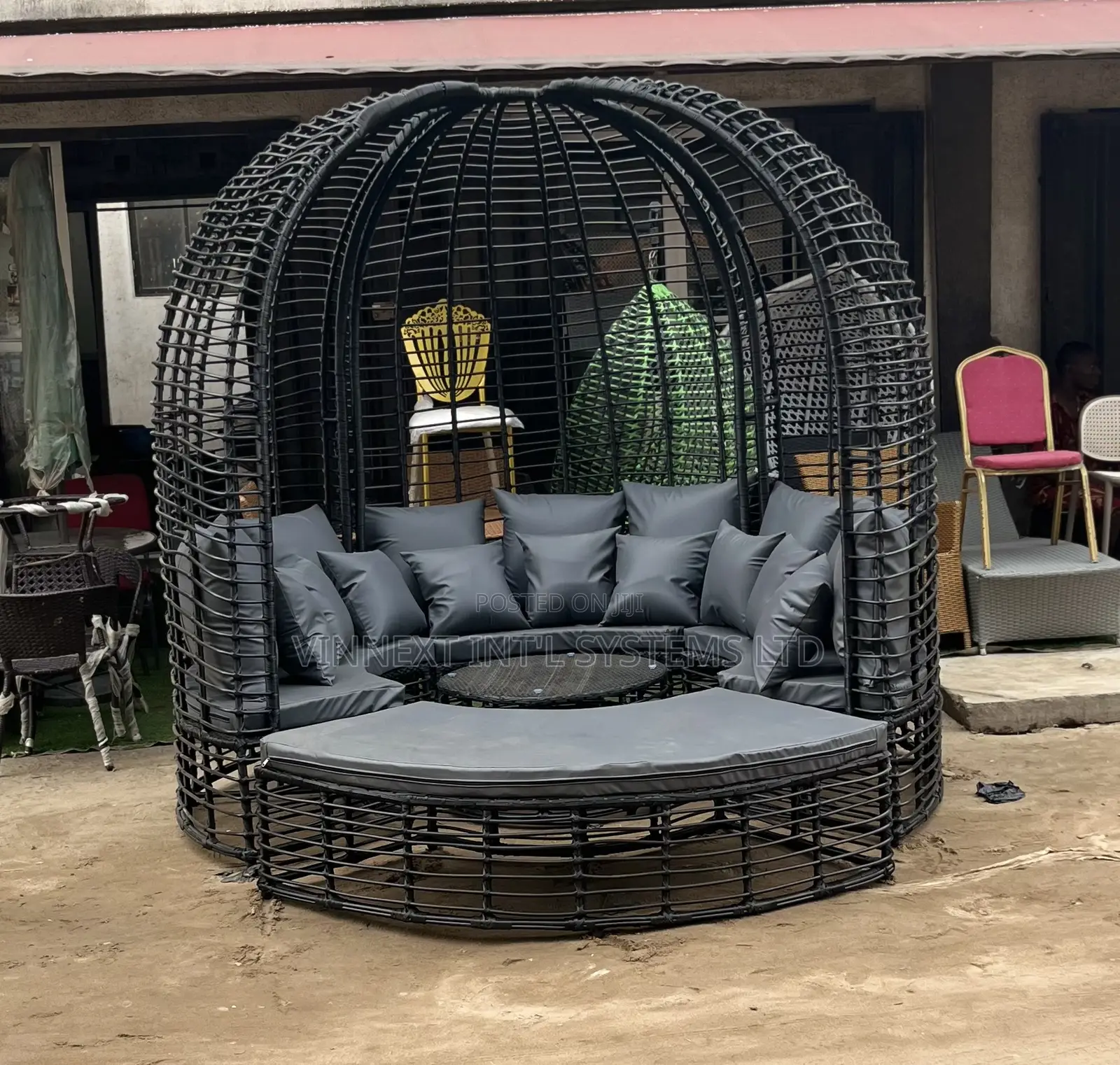 Circular Pe Rattan Outdoor Daybed With A Canopy And Gray Cushions