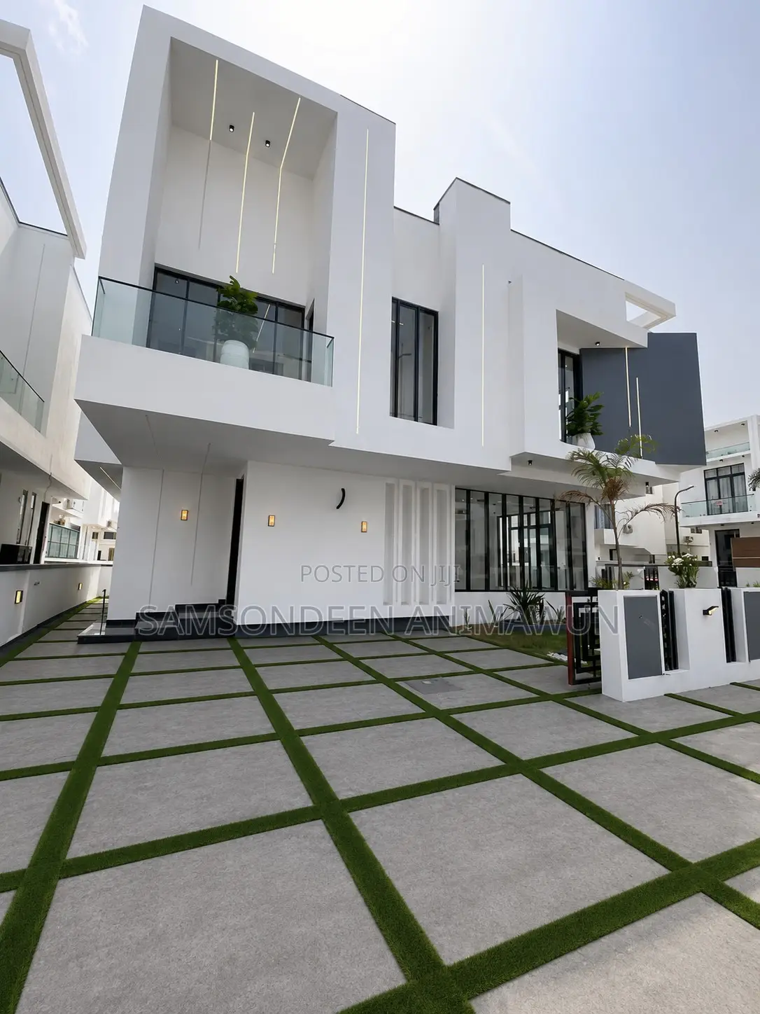 Luxury Artificial Grass for Compound Driveway Design