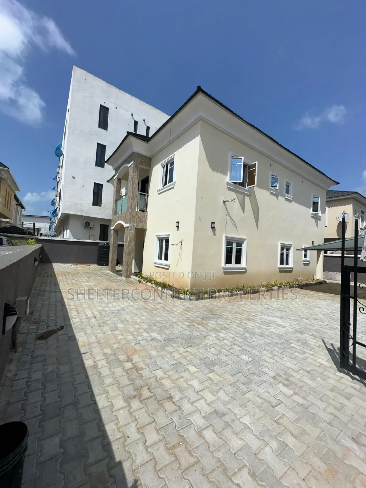 5bdrm Duplex in Chevron for sale