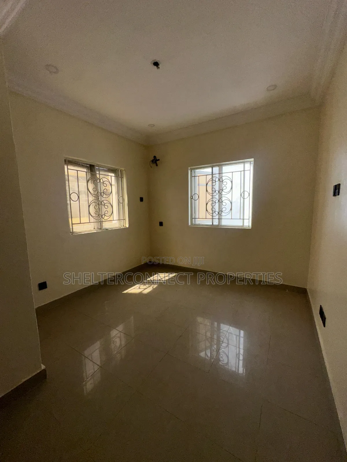 5bdrm Duplex in Chevron for sale
