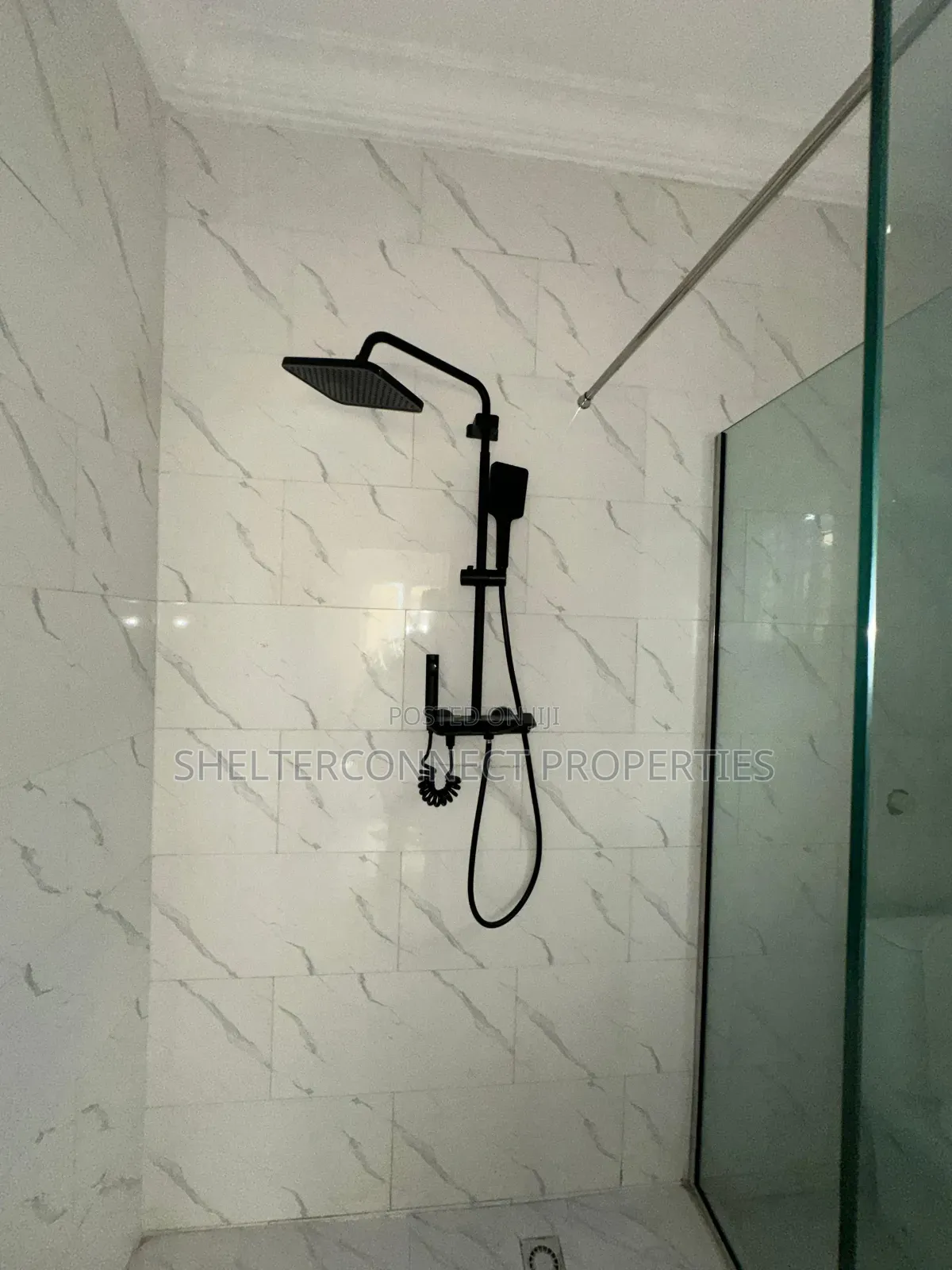 5bdrm Duplex in Chevron for sale