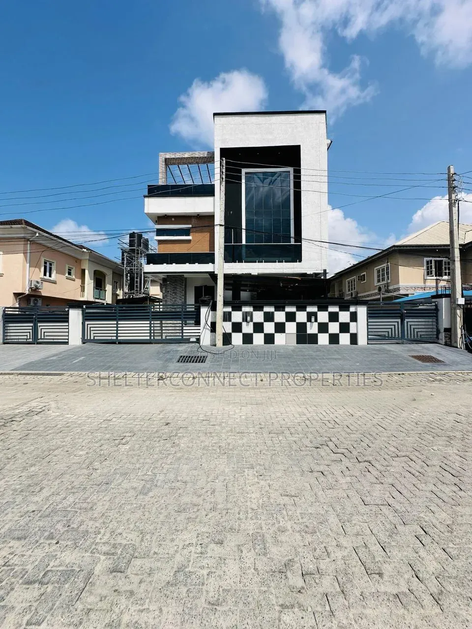 5bdrm Duplex in Chevron for sale