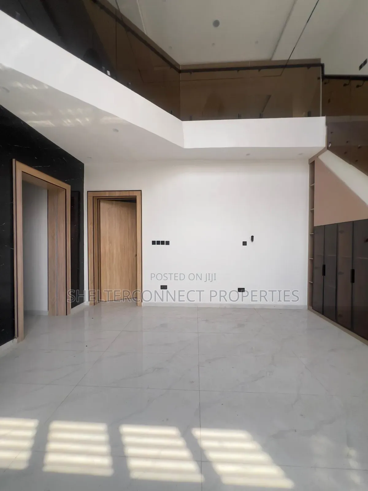 5bdrm Duplex in Chevron for sale