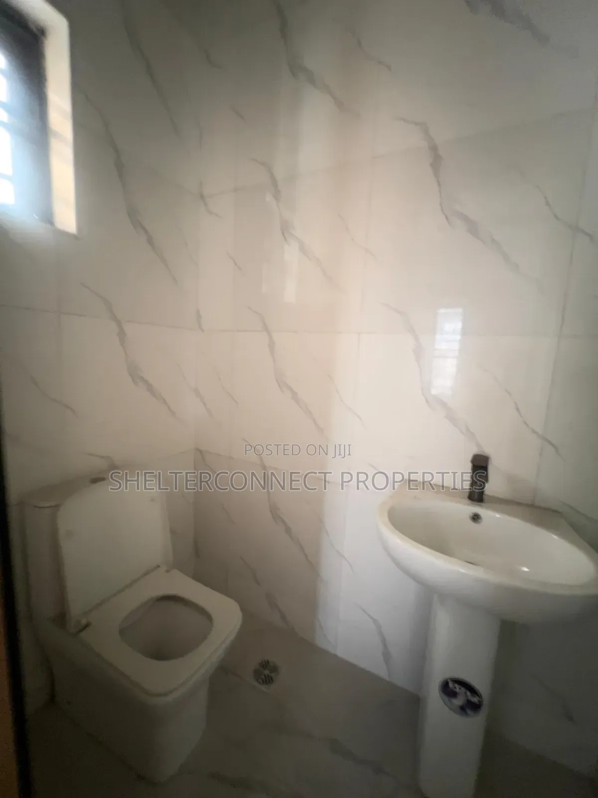 5bdrm Duplex in Chevron for sale