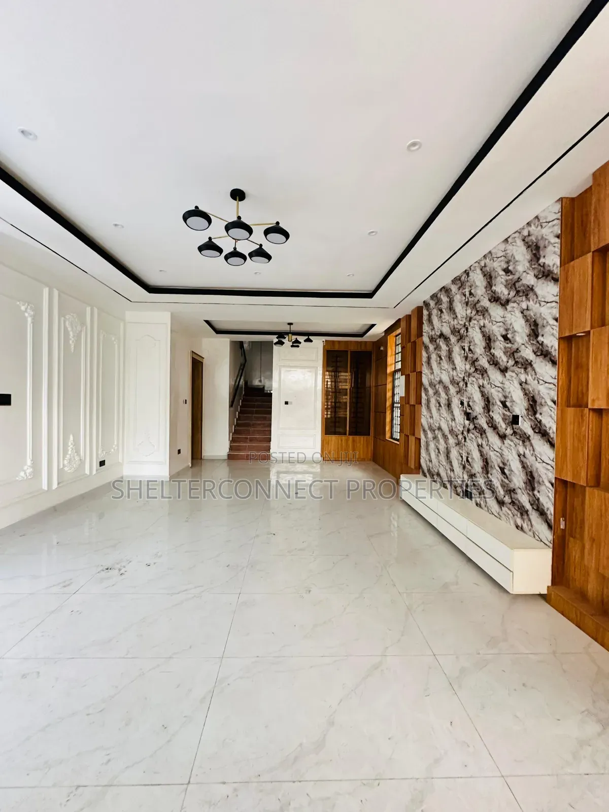 5bdrm Duplex in Chevron for sale