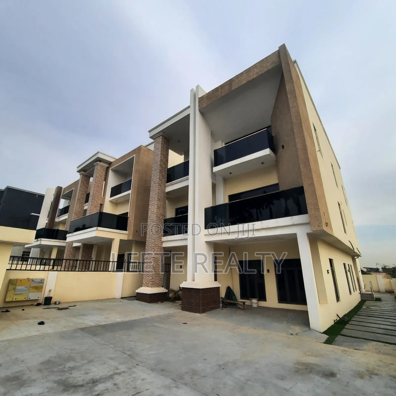 5bdrm Duplex in Gwarinpa, Life Camp for sale