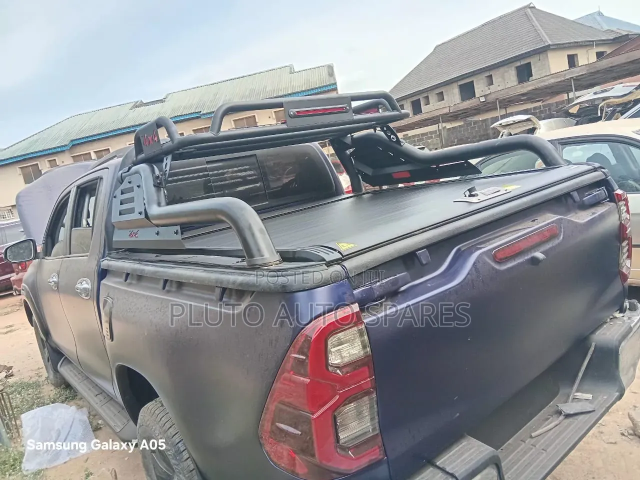 Retractable Tonneau Roller Cover and Rugged Bar Spoiler for Hilux