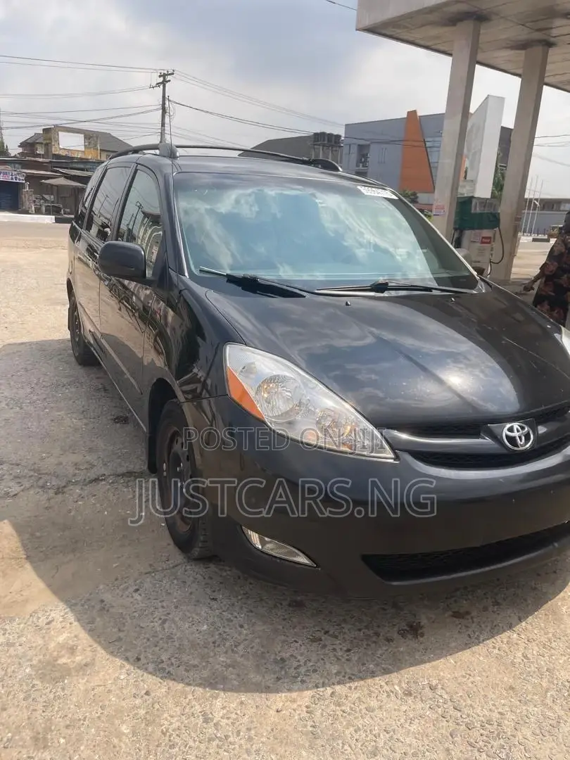 Toyota Sienna LE 2009 Black