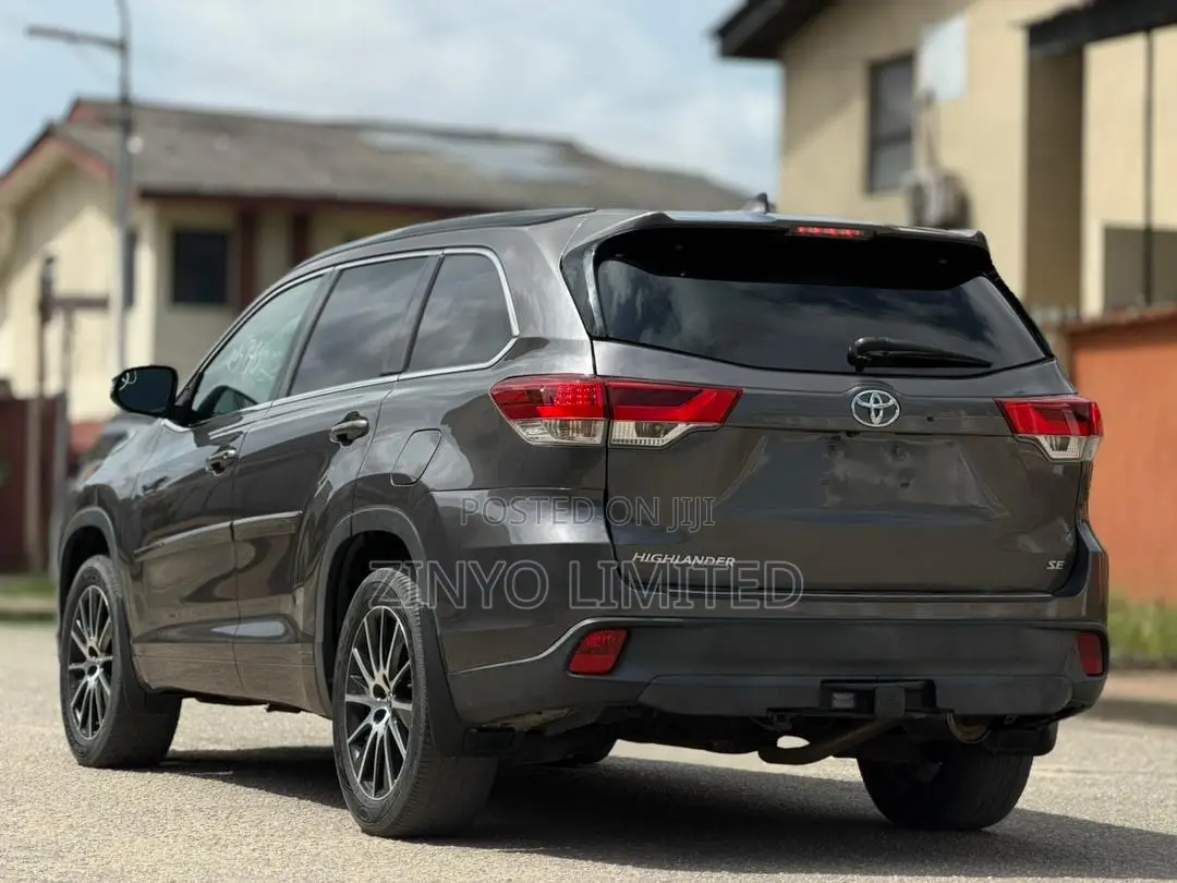 Toyota Highlander SE 4x2 V6 (3.5L 6cyl 8A) 2017 Gray