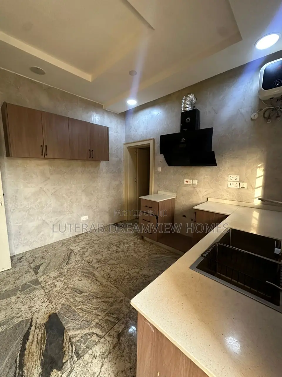 3bdrm Apartment in Amino Kano, Wuse 2 for rent