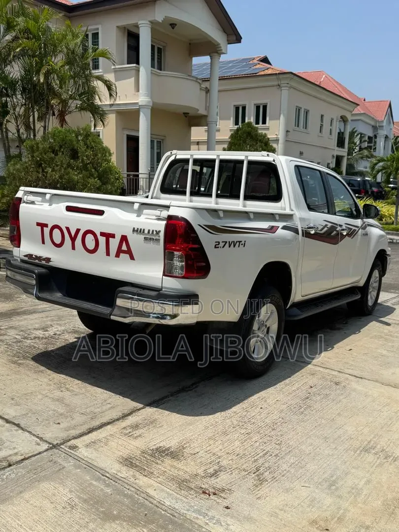Toyota Hilux SR 4x4 2019 Black